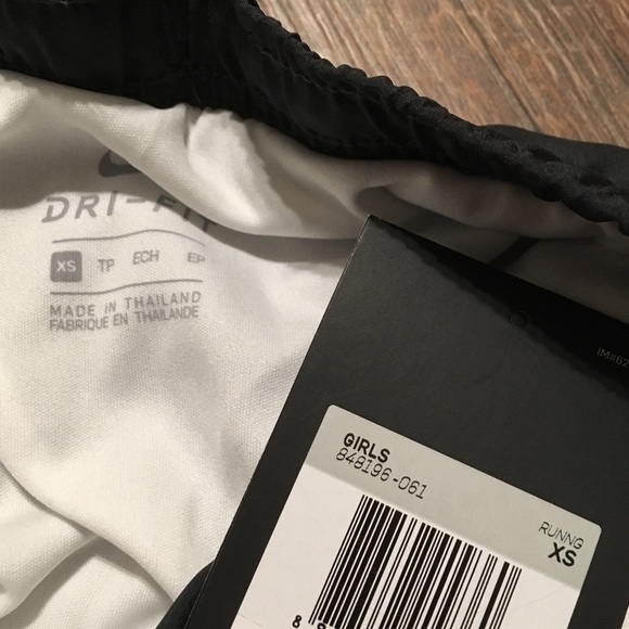 Last pair- New Nike Girls XS shorts Drifit - Picture 2 of 2